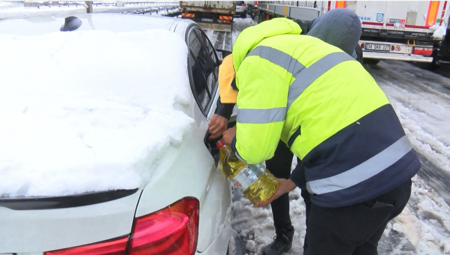 İstanbul'da yolda kalan araçlar çekiliyor