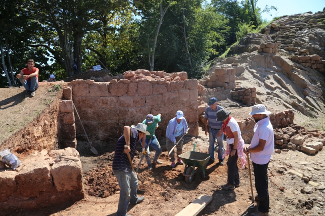 Kurul Kalesi'nde yaklaşık 2 bin eser gün yüzüne çıkarıldı