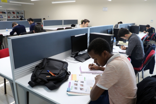 Karabük Üniversitesi'ne kitap görünümlü kütüphane