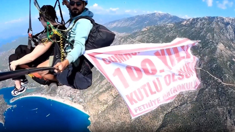 Öğrencilerden havada, karada ve su altında 100. yıl kutlaması