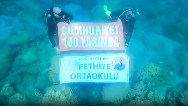 Öğrencilerden havada, karada ve su altında 100. yıl kutlaması