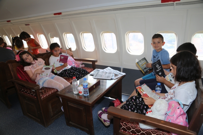 Eski uçak 'millet kıraathanesi' oldu