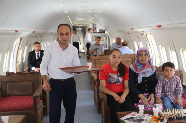 Eski uçak 'millet kıraathanesi' oldu