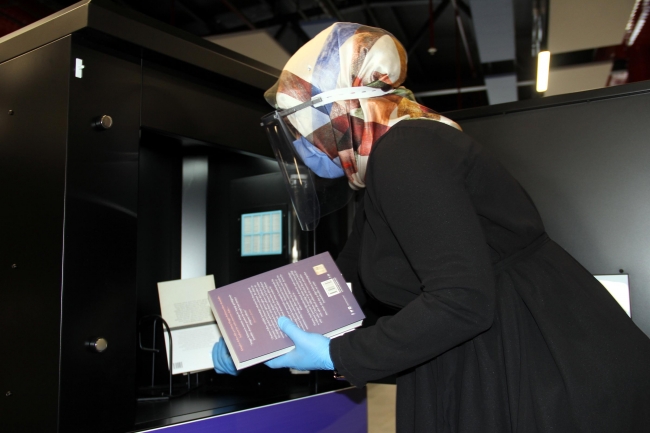 Kütüphanedeki kitaplar ultraviyole ışınlarla sterilize ediliyor