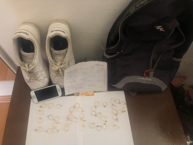 Kuyumcuya biber gazı sıkan cerrahi maskeli gaspçı kamerada