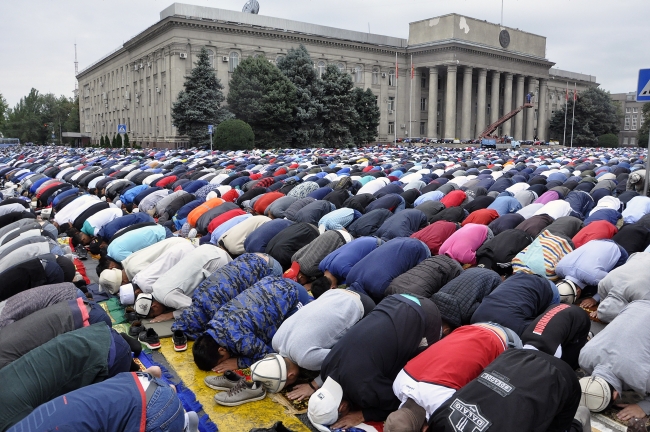 İslam dünyası bayram namazında buluştu