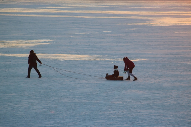 Donan göl üzerinde yürüyüş yaptılar