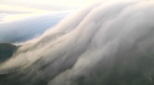 Bulutların Lushan Dağı ile dansı