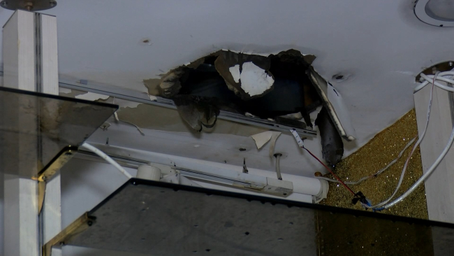 Kiracısını çıkarabilmek için tavanı delip sarımsaklı su döktü