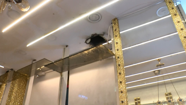 Kiracısını çıkarabilmek için tavanı delip sarımsaklı su döktü