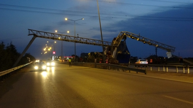 Konteyner taşıyan vinç, plaka tanıma sistemine çarptı