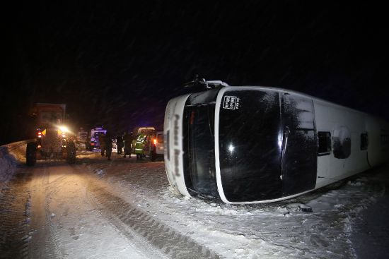 Erzincan’da yolcu otobüsü devrildi: 13 yaralı