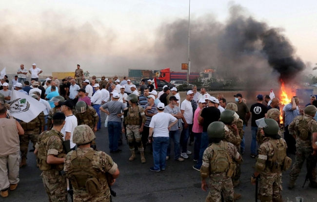 Lübnan'da bakanın konvoyuna silahlı saldırı: 2 ölü