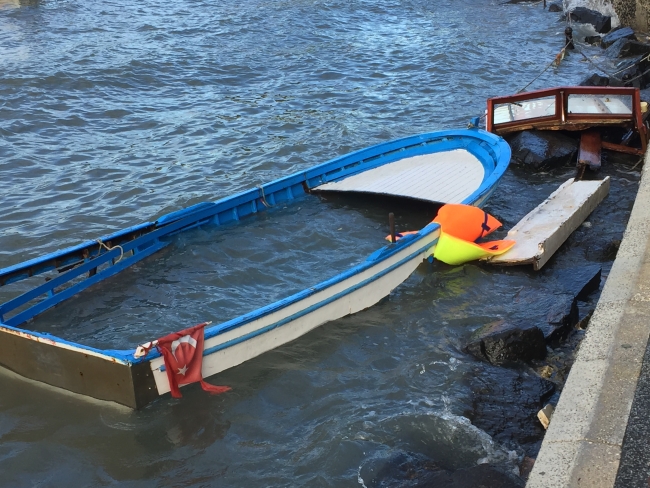 Lodos balıkçı teknelerini batırdı