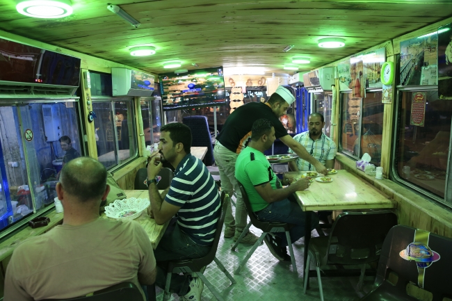 Eski model otobüsü lokantaya çevirdi