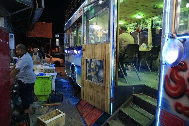 Eski model otobüsü lokantaya çevirdi