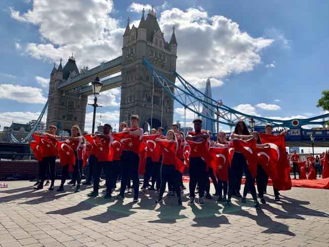 Londra ve İstanbul'da eş zamanlı "15 Temmuz" koreografisi