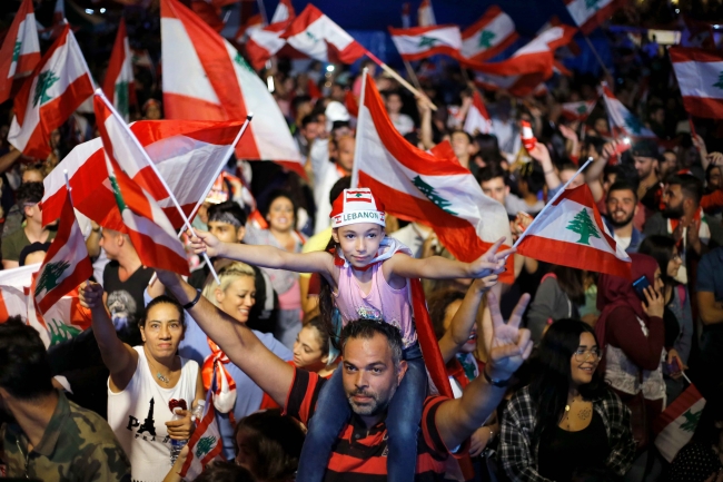 Lübnan'da Ekim 2019'da başlayan halk ayaklanması, yolsuzlukla suçladığı siyasi tabakanın tamamına karşı sloganlar benimsemişti. Fotoğraf: AP
