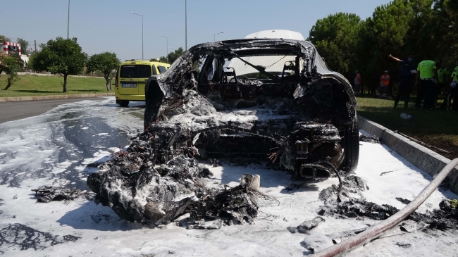 Yanan lüks araç kullanılamaz hale geldi