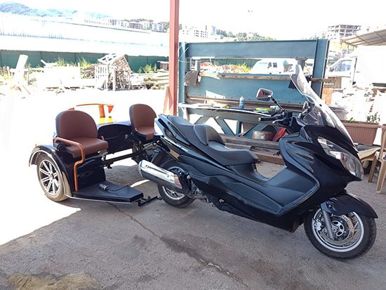 Motosikletini 'motomobil'e çevirdi