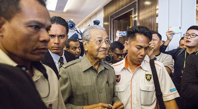 Malezya'nın kalkınma mucizesinin mimarı yeniden başbakanlık yolunda