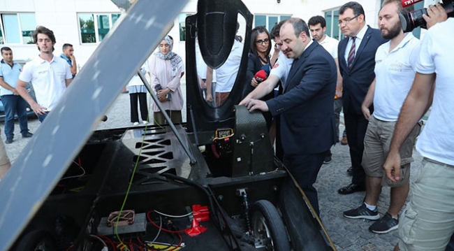 Bakan Mustafa Varank İTÜ Güneş Arabası Ekibi'ni kabul etti