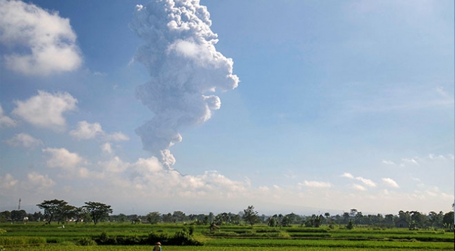 Endonezya'daki Merapi Yanardağı'nda patlama