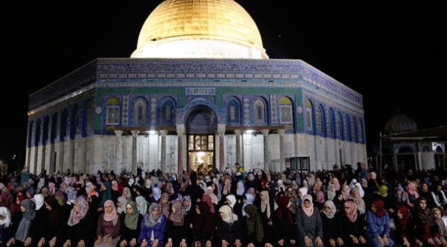 Mescid-i Aksa’da ilk teravih namazı kılındı