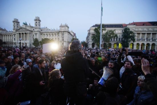 Nepszabadsag gazetesi kapatıldı