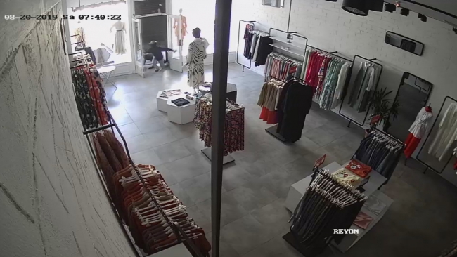 Hırsızların mağazayı soyma anı kamerada