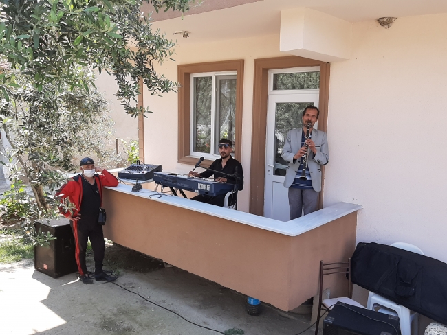 Mahalleli çaldı, temizlik işçisi oynadı