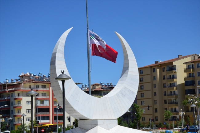 Milli yas nedeniyle bayraklar yarıya indi