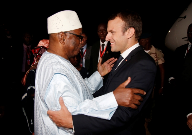 Eski Mali Cumhurbaşkanı İbrahim Boubacar Keita, Fransa Cumhurbaşkanı Emmanuel Macron'u havalimanında karşıladı. 2 Temmuz 2017 | Fotoğraf: Reuters