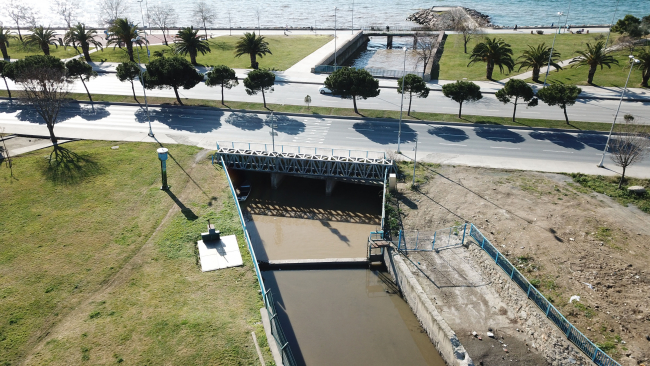 Maltepe'de denizin rengi kahverengiye döndü