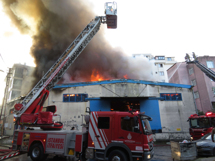 İstanbul'da iş yeri yangını