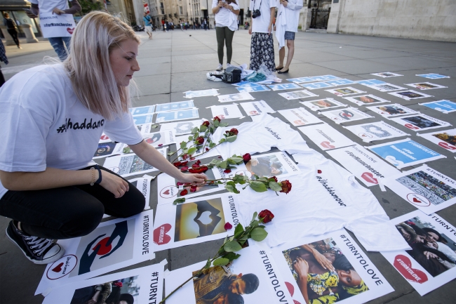 Manchester'daki saldırıda hayatını kaybedenler anıldı