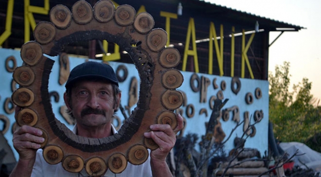 Manisalı marangoz kurumuş ağaç dallarından süs eşyaları yapıyor