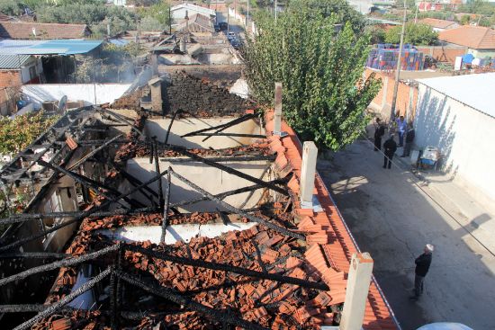 Elektrik kontağından çıkan yangında 2 ev kül oldu