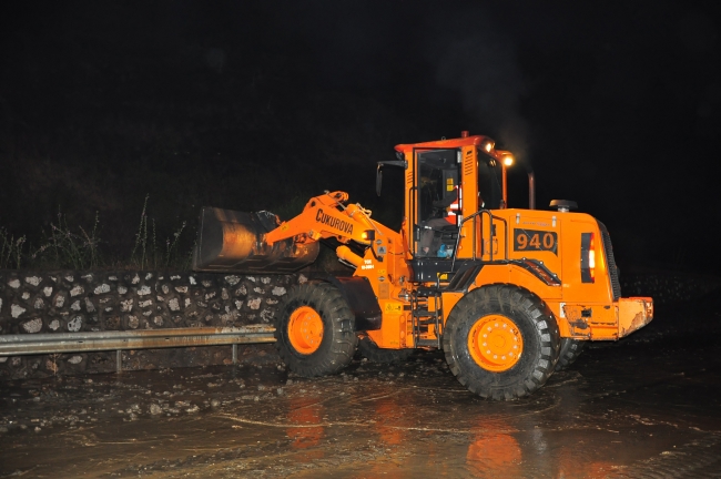 Heyelanın kapattığı İzmir-Manisa kara yolu ulaşıma açıldı