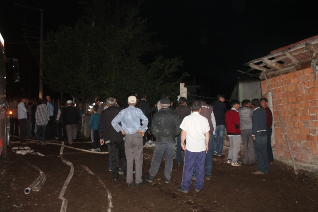 Manisa'da çıkan yangın evi küle çevirdi