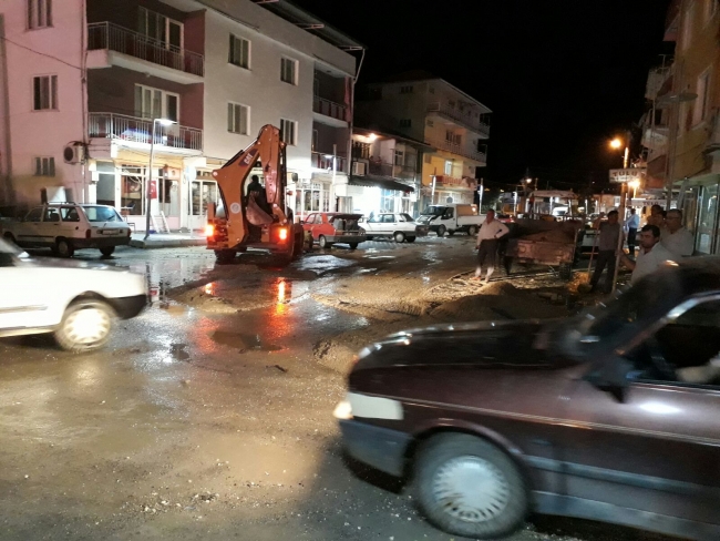 Şiddetli yağış araçları sokaklarda sürükledi