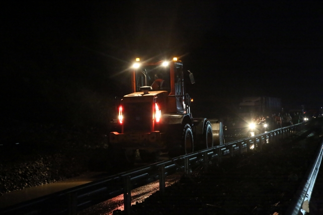 Heyelanın kapattığı İzmir-Manisa kara yolu ulaşıma açıldı