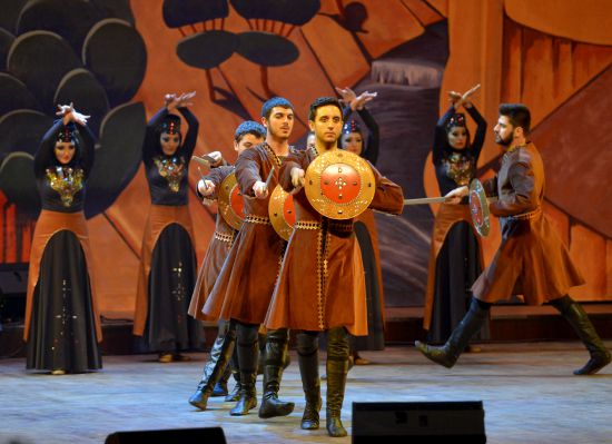 Ermeni müziği ve halk dansları şöleni