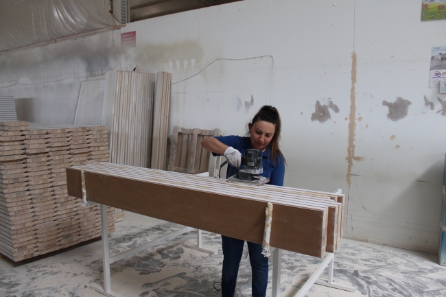 Kadın marangozların yaptığı kapılar yurt dışına gönderiliyor