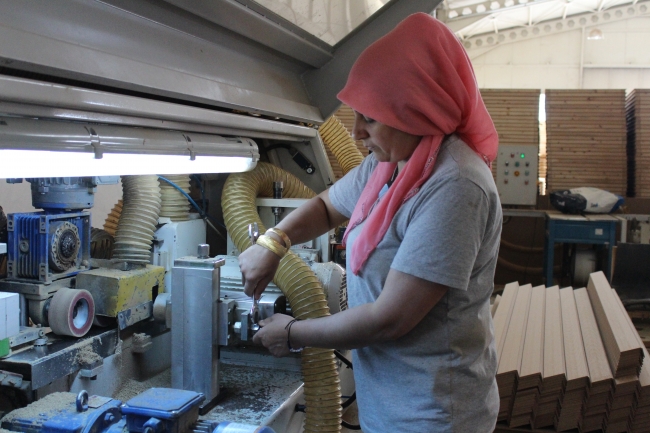 Kadın marangozların yaptığı kapılar yurt dışına gönderiliyor
