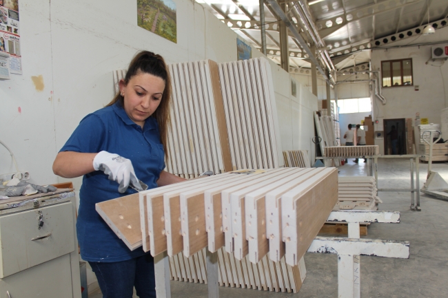 Kadın marangozların yaptığı kapılar yurt dışına gönderiliyor