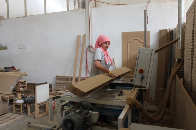 Kadın marangozların yaptığı kapılar yurt dışına gönderiliyor