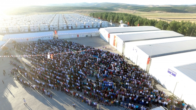 Çadır ve konteyner kentlerde hüzünlü bayram