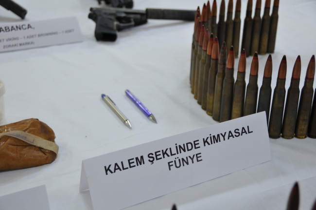 Mardin'in Nusaybin ilçesi kırsalında PKK'ya ait sığınaklar ve depoda, kalem şeklinde kimyasal 8 fünye, füze ateşleyicisi, keskin nişancı tüfeği, çok sayıda silah ve yüklü miktarda mühimmat ele geçirildi. Fotoğraf: DHA