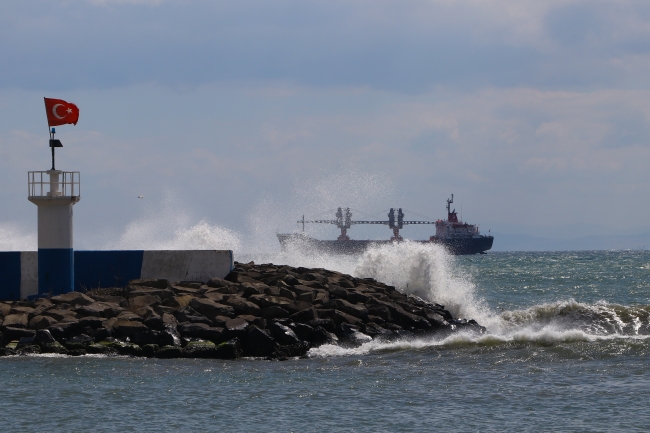 Deniz ulaşımı poyraz nedeniyle aksadı